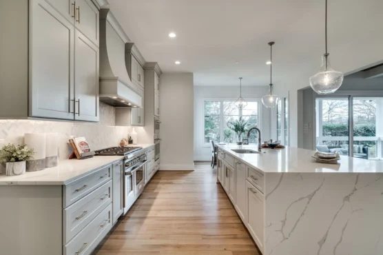 Ten Foot Ceilings, Arlington Luxury Home Plan, Ridgeview Kitchen island and stove