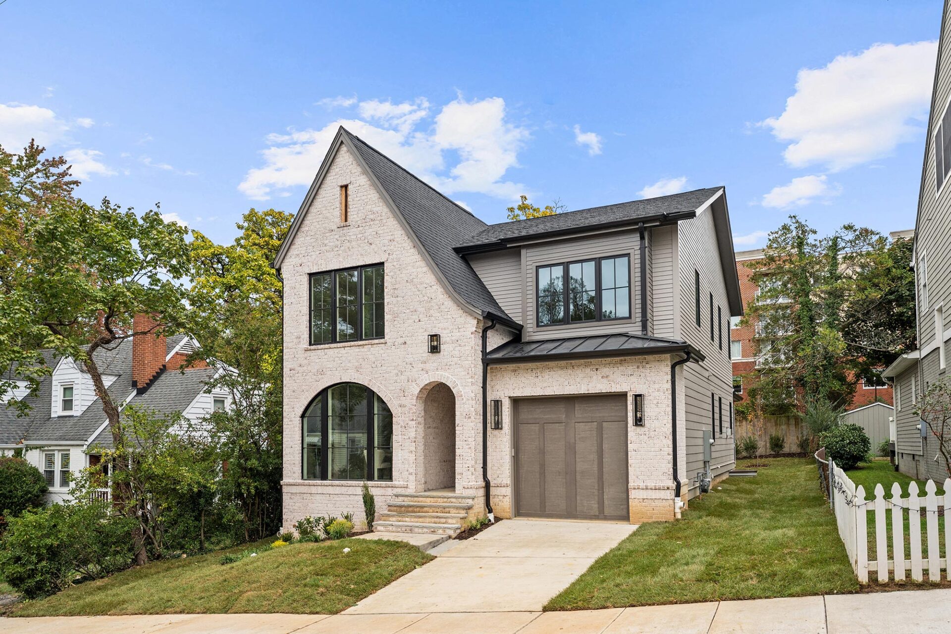 2133 N Oakland St Exterior Front