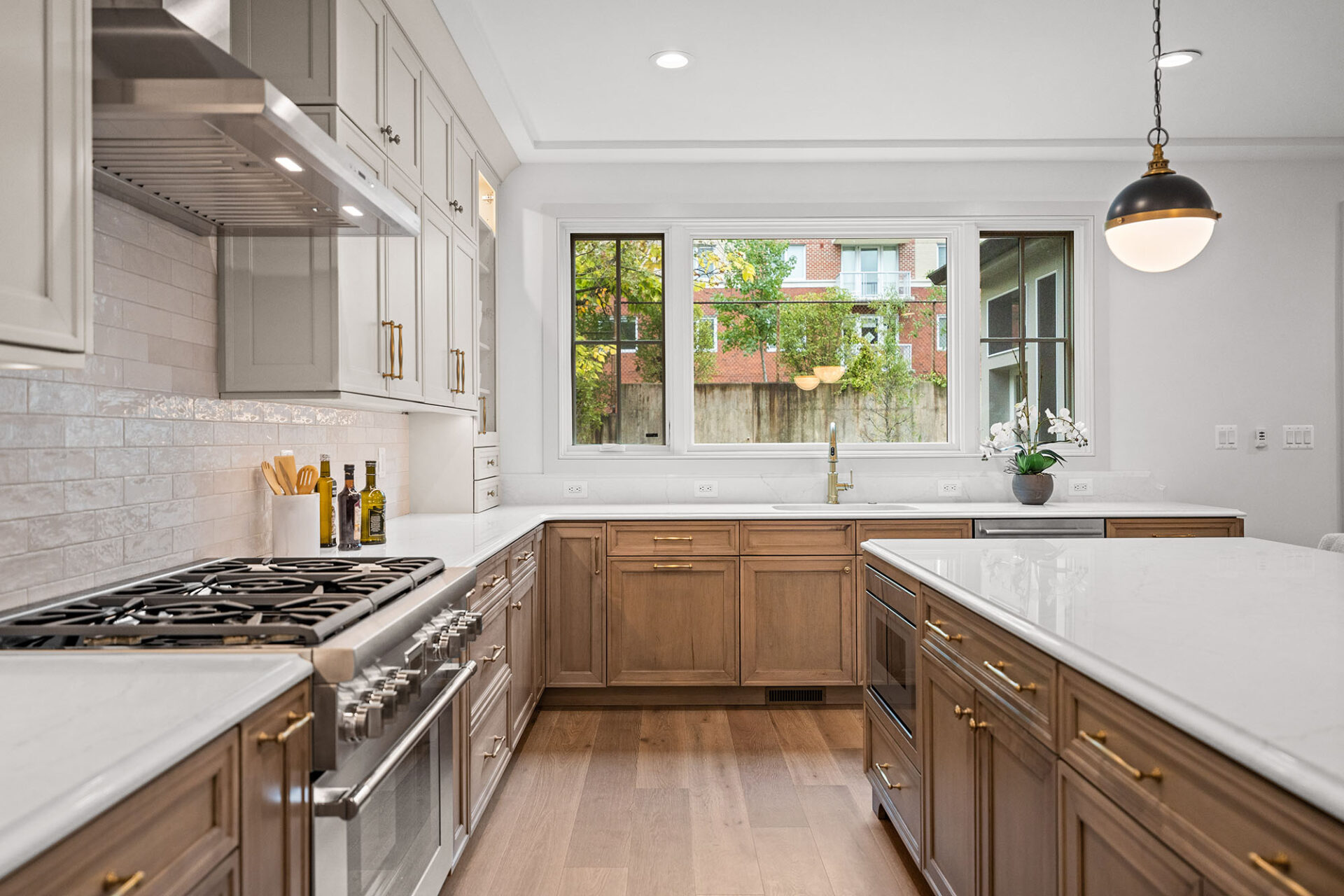 2133 N Oakland St Kitchen Stove