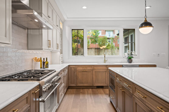 2133 N Oakland St Kitchen Stove