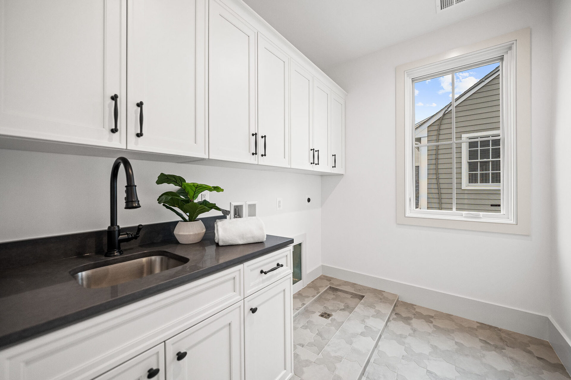 2133 N Oakland St Laundry