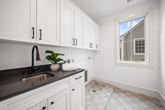 2133 N Oakland St Laundry