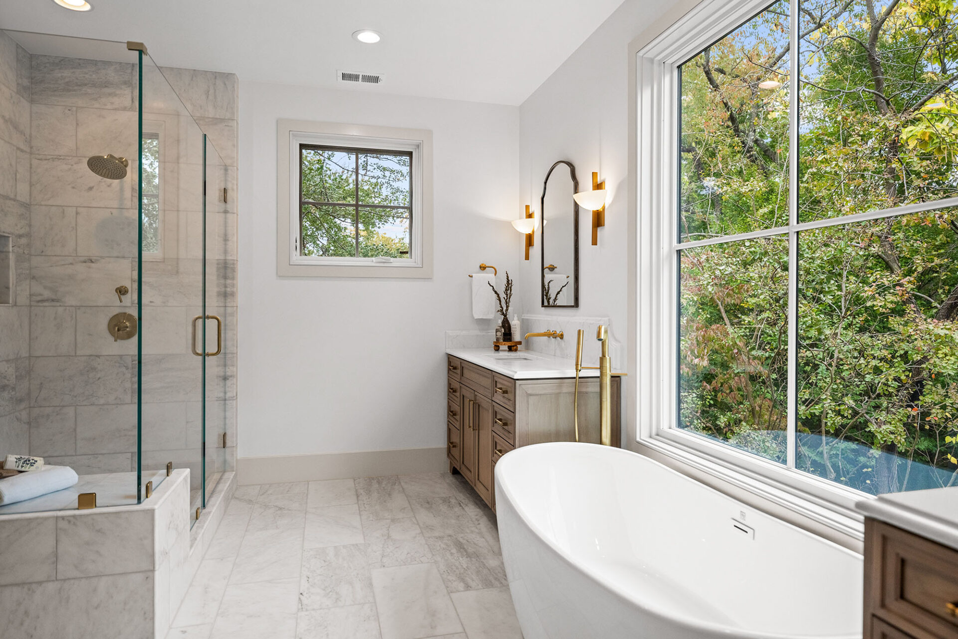 2133 N Oakland St Primary Bath