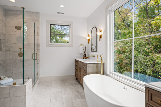 2133 N Oakland St Primary Bath