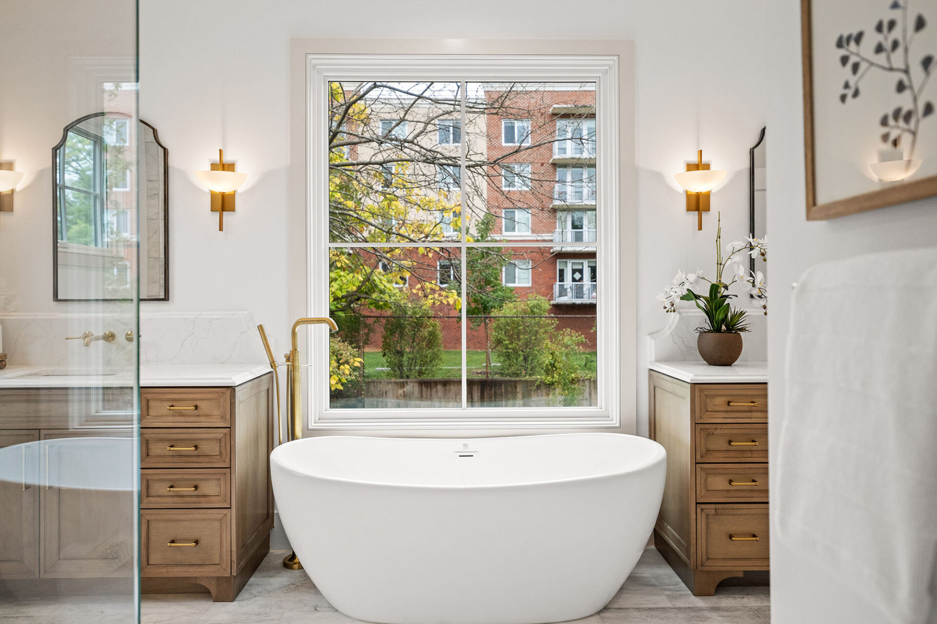 2133 N Oakland St Primary Bath Soaking Tub