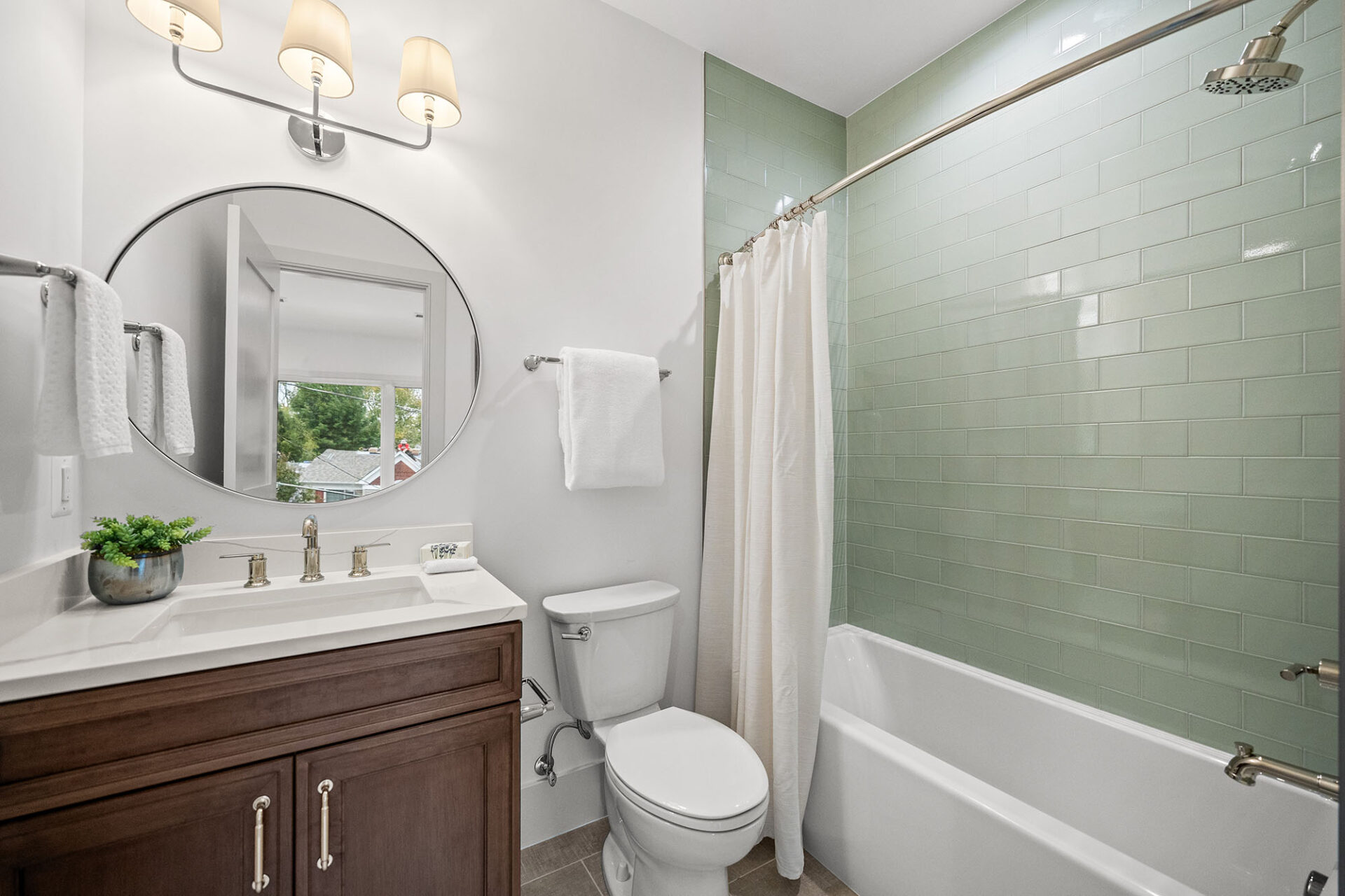 2133 N Oakland St Secondary Bath 1