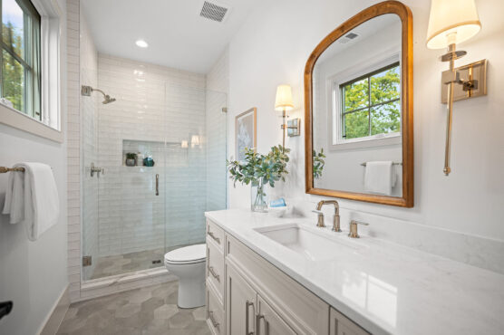 2133 N Oakland St Secondary Bath 2