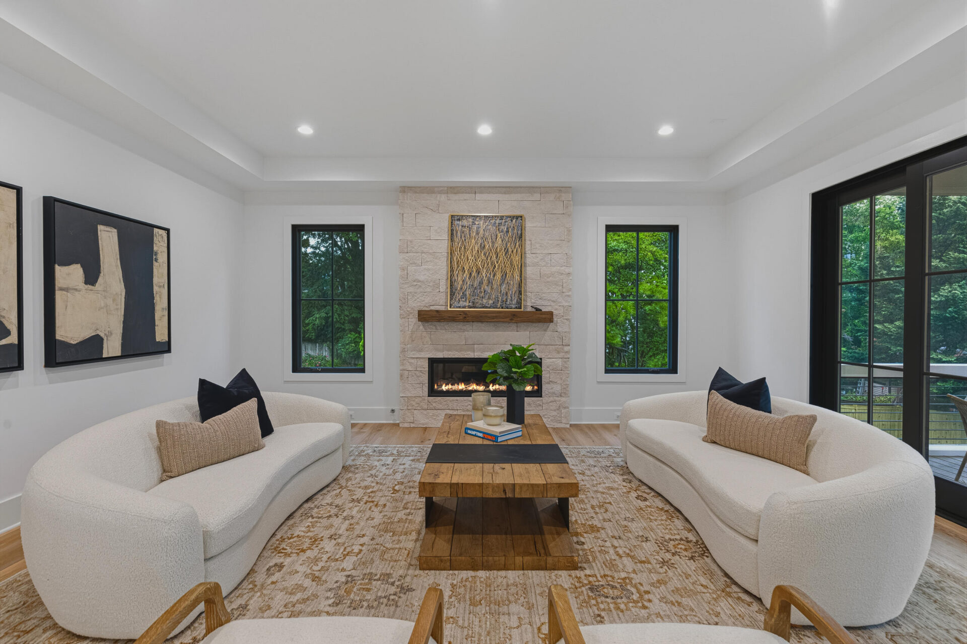 3815 N Abingdon St 24 Living Room