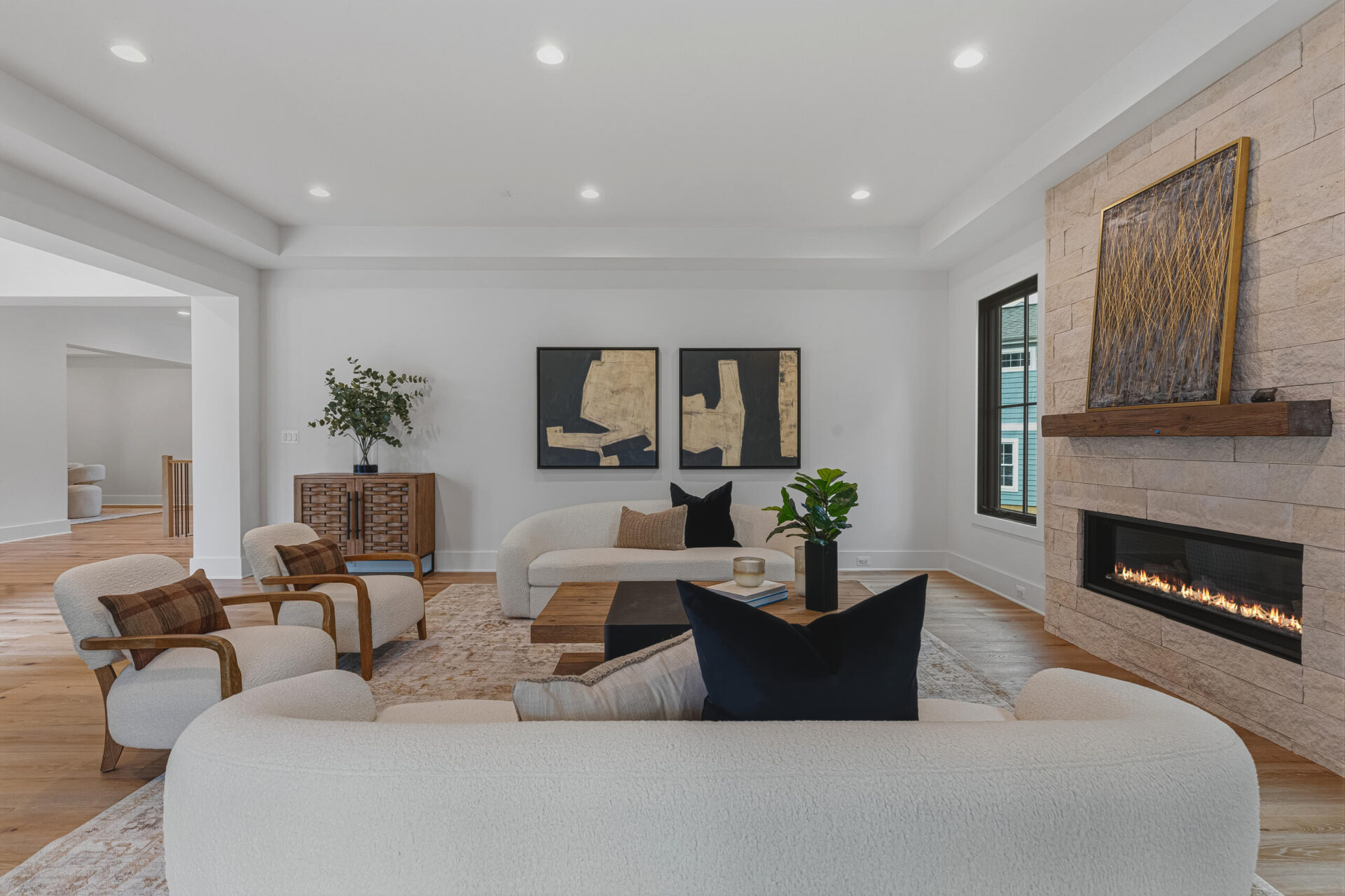3815 N Abingdon St 27 Living Room