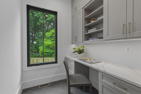 3815 N Abingdon St 35 Mudroom Desk