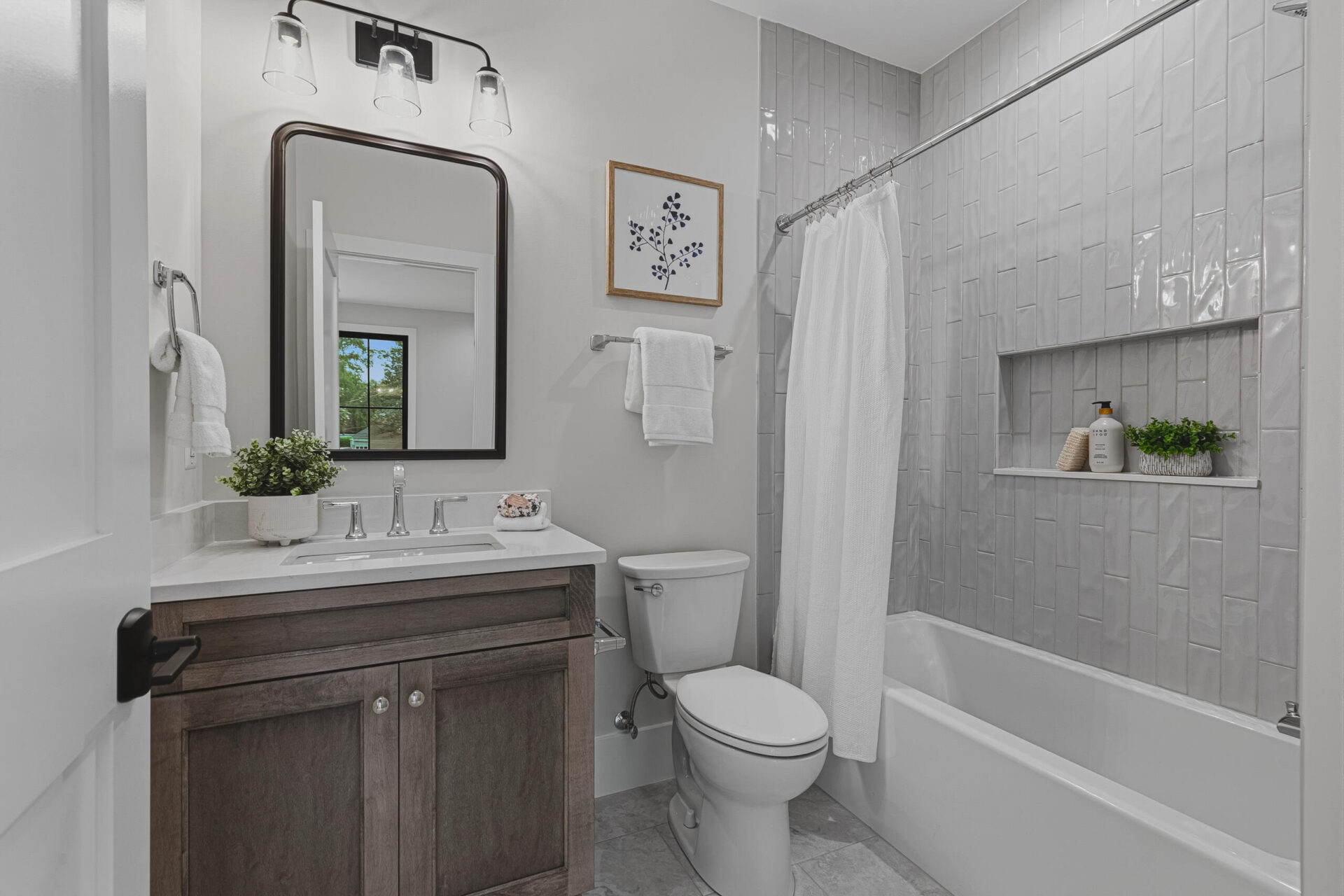 3815 N Abingdon St 51 Upstairs Bathroom