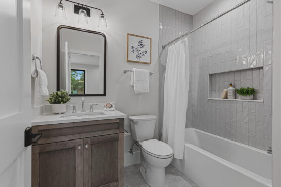 3815 N Abingdon St 51 Upstairs Bathroom