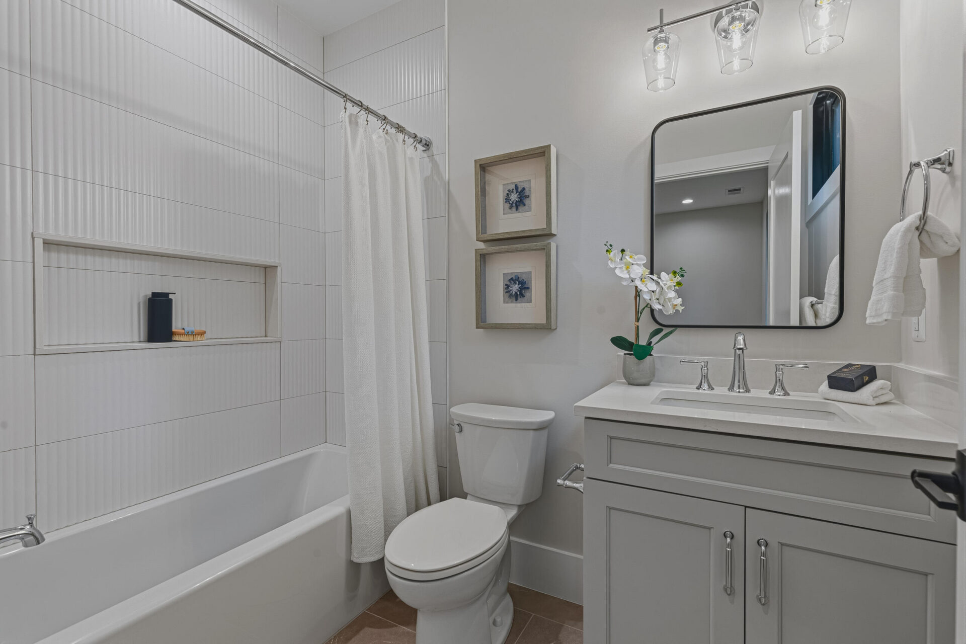 3815 N Abingdon St 56 Upstairs Bathroom